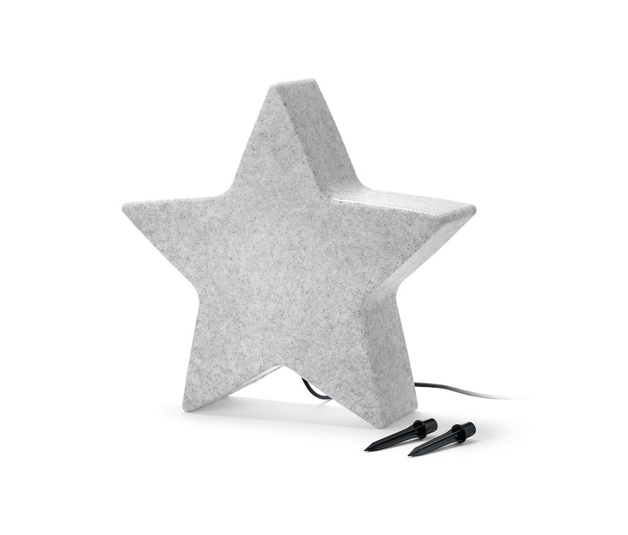 Lampe smart d’extérieur « étoile », S grise, avec deux piquets noirs.