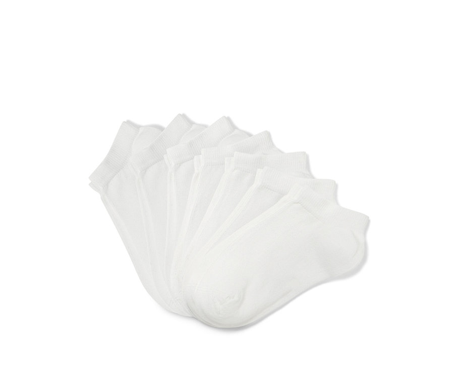 Sept paires de socquettes blanches pour enfant sont disposées en éventail.