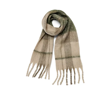 Écharpe en maille beige et verte à carreaux avec des franges sur fond blanc.