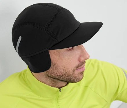 Homme portant une casquette de course.
