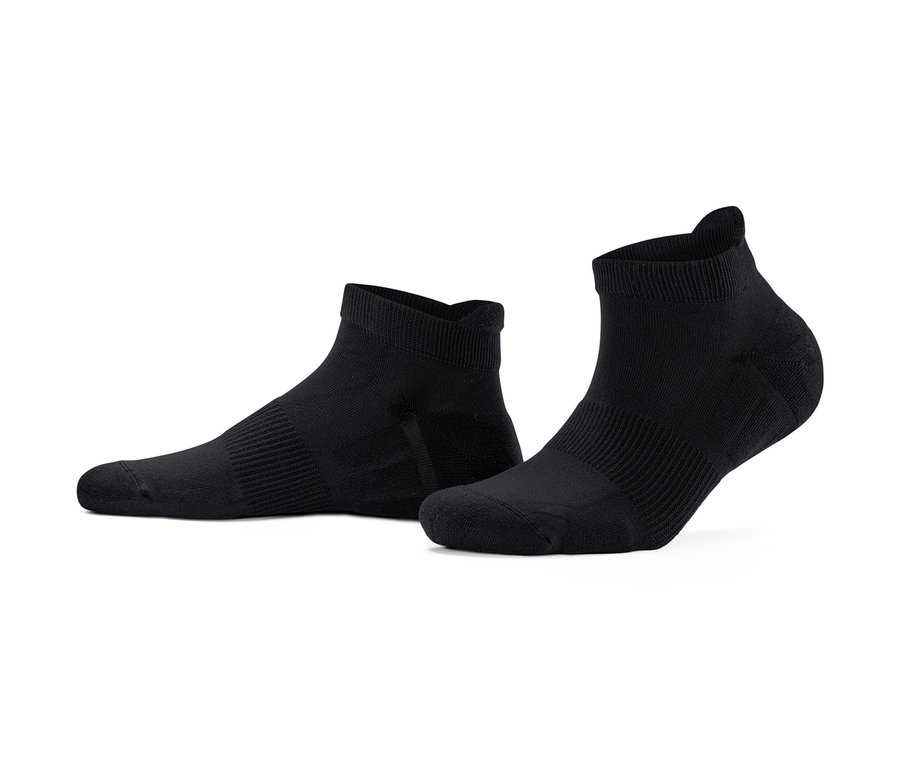 Deux paires de chaussettes de course professionnelles noires, 3 paires, sur fond blanc.
