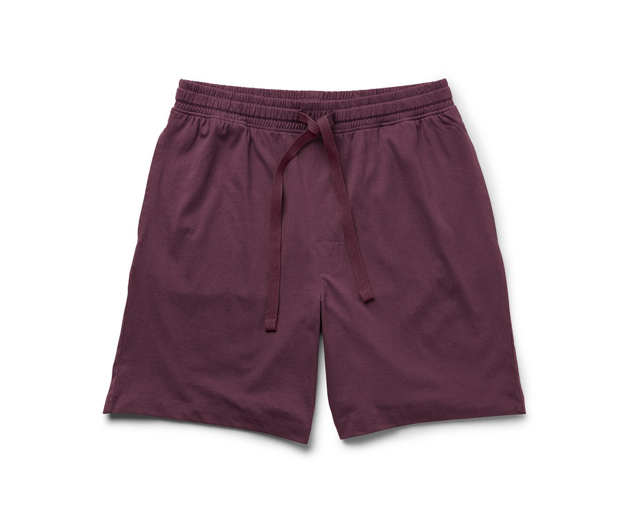 Short relax sur fond blanc.