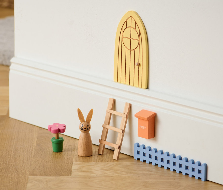 Ensemble de portes de lutin de Pâques jaunes avec échelle en bois, boîte aux lettres, clôture, fleur et lapin.