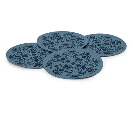 Quatre sets de table bleus à motif floral.