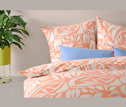 Parure de lit en renforcé abricot de taille standard avec un motif floral.