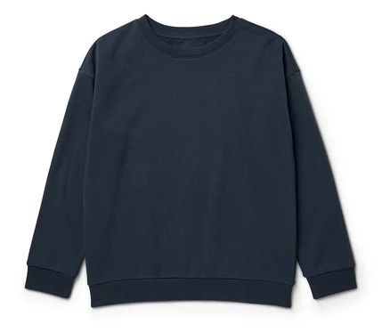 Un pull bleu marine posé sur un fond blanc.