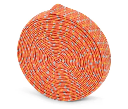 Cordon orange enroulé avec des points jaunes et gris.