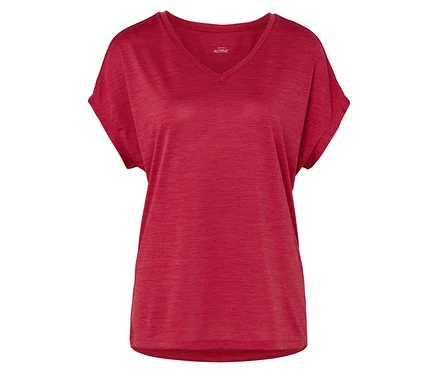 T-shirt rouge à col en V et manches courtes.