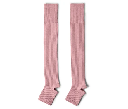 Deux longues chaussettes de yoga roses côtelées sont posées côte à côte sur un fond blanc.