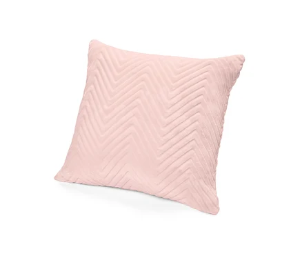 Un coussin décoratif rose avec un motif à chevrons sur fond blanc.