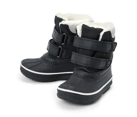 Deux bottes d'hiver noires pour enfants avec doublure en fourrure blanche, trois sangles auto-agrippantes et une semelle noire épaisse avec une bande blanche.