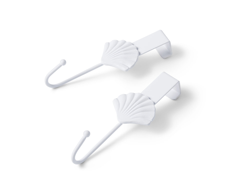 Deux crochets de porte blancs en forme de coquillage.
