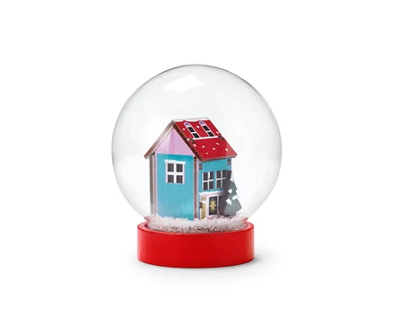 Une boule à neige à LED avec une petite maison et un arbre à l'intérieur.
