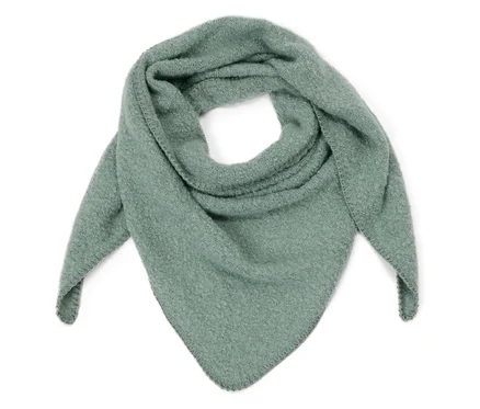 Un châle triangulaire vert clair en bouclette est posé sur un fond blanc.