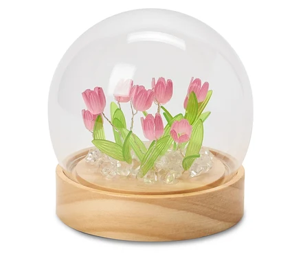Kit de bricolage LED avec des tulipes roses sous un dôme en verre.