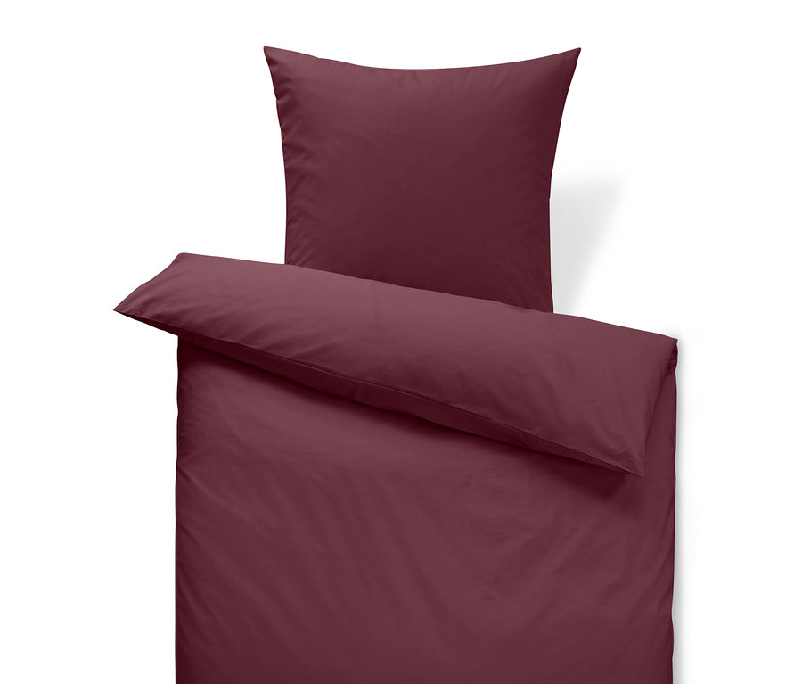 Linge de lit bordeaux avec oreiller et couette.