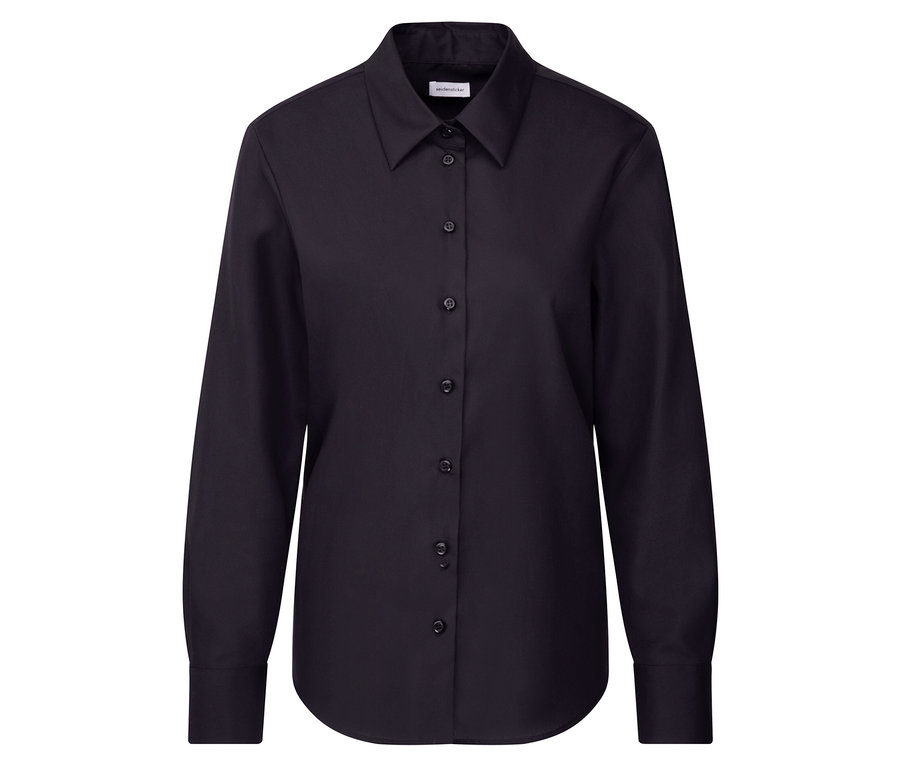 Chemise noire à manches longues.