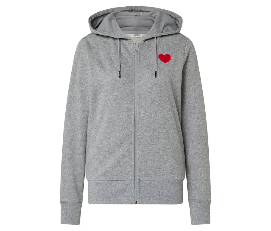Sweat à capuche gris zippé avec un cœur rouge sur la poitrine.