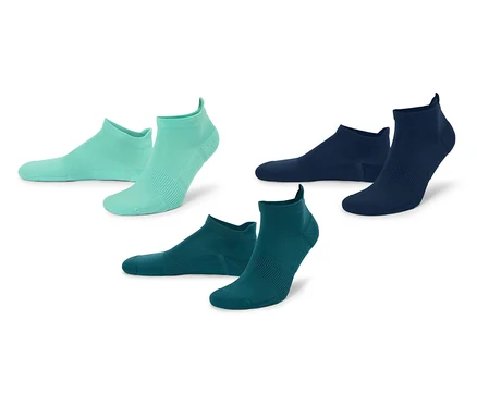 Trois paires de chaussettes de sport sont alignées : une paire vert menthe, une paire bleu foncé et une paire vert foncé.