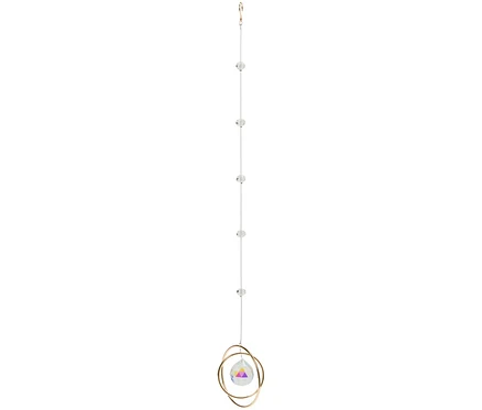 Décoration suspendue avec une boule de cristal dans des anneaux dorés et de petites boules de cristal sur une ficelle.