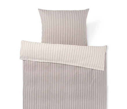 Ensemble de housse de couette et taie d'oreiller rayé gris clair et blanc. La housse de couette est repliée, révélant un intérieur plus clair à rayures grises.