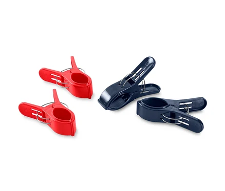 Quatre pinces à linge, deux rouges et deux bleu foncé, reposent sur un fond blanc.