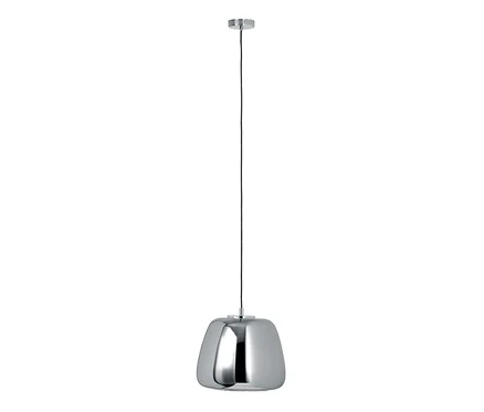 Un lustre en chrome est suspendu au plafond.