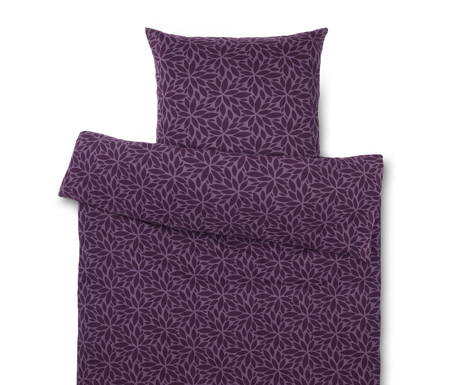 Literie violette à motif floral.