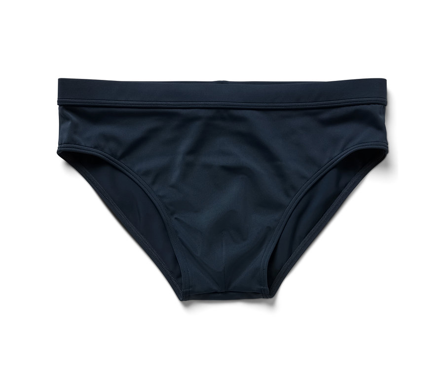 Un slip de bain bleu marine sur fond blanc.