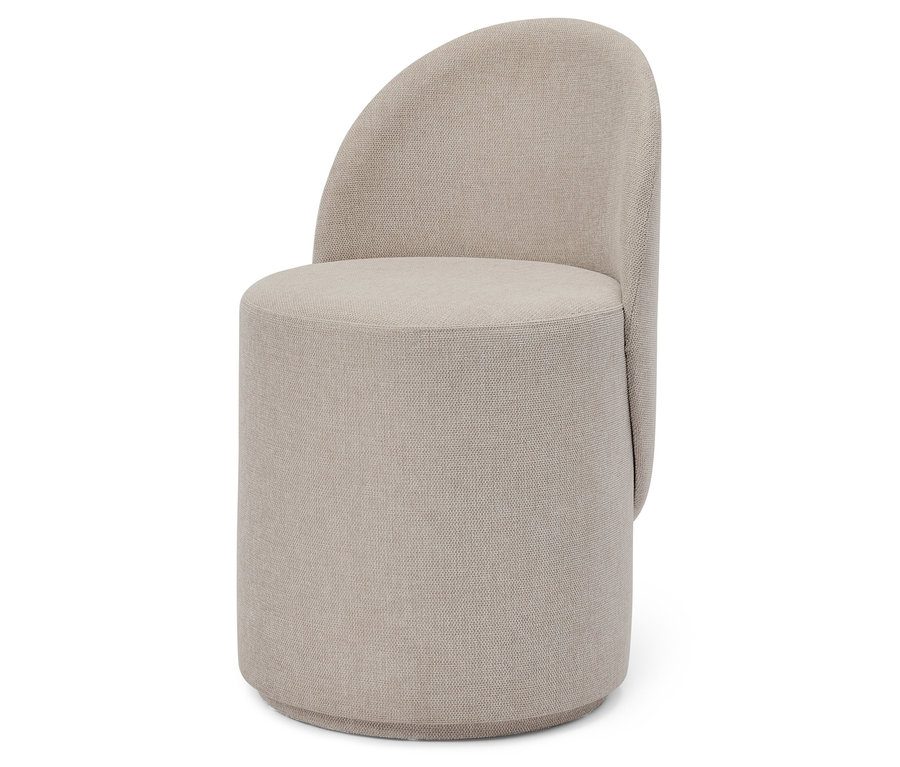Chaise en tissu beige avec assise ronde et dossier en demi-cercle.