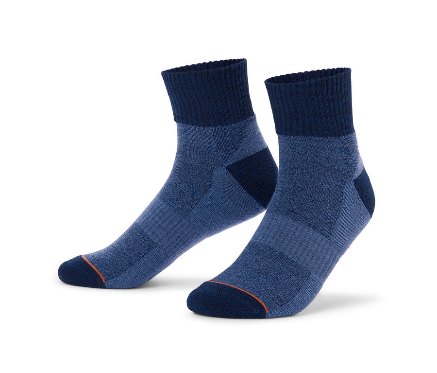 Deux chaussettes courtes de trekking en laine mérinos bleues.