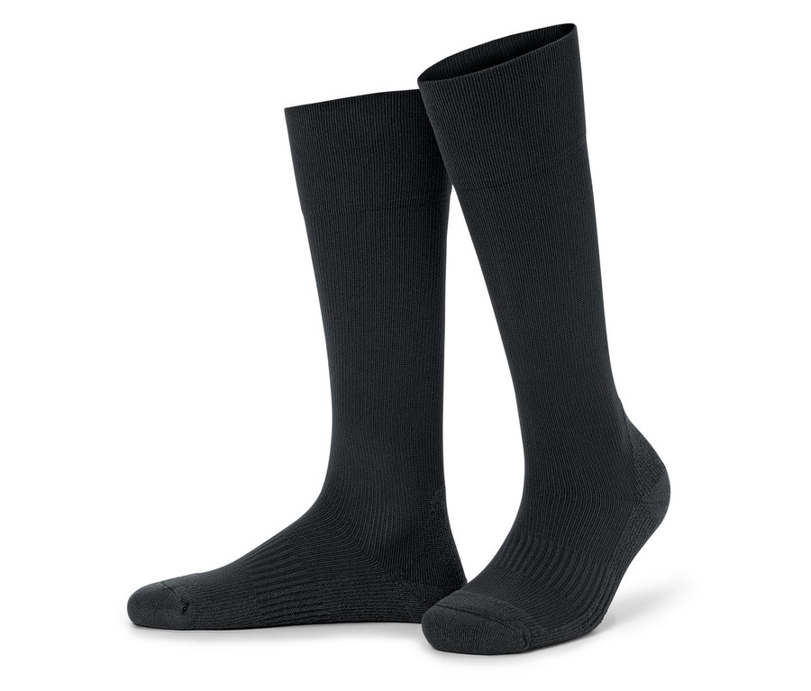 Deux chaussettes hautes noires se tiennent côte à côte sur un fond blanc.