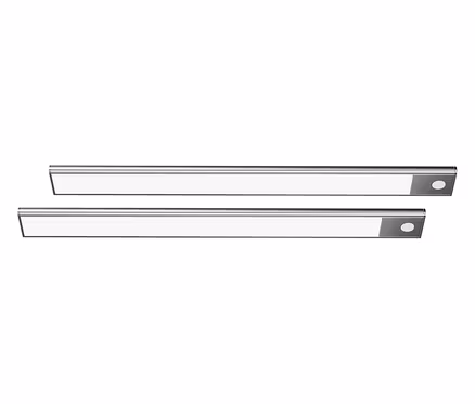 Deux lampes LED multifonctions rechargeables « CN3 » avec télécommande sont disposées parallèlement l'une à l'autre.