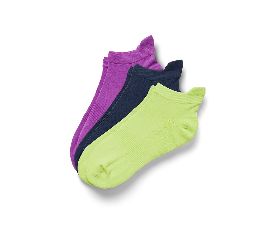 Trois paires de chaussettes de sport fonctionnelles violettes, vert citron et bleu foncé.