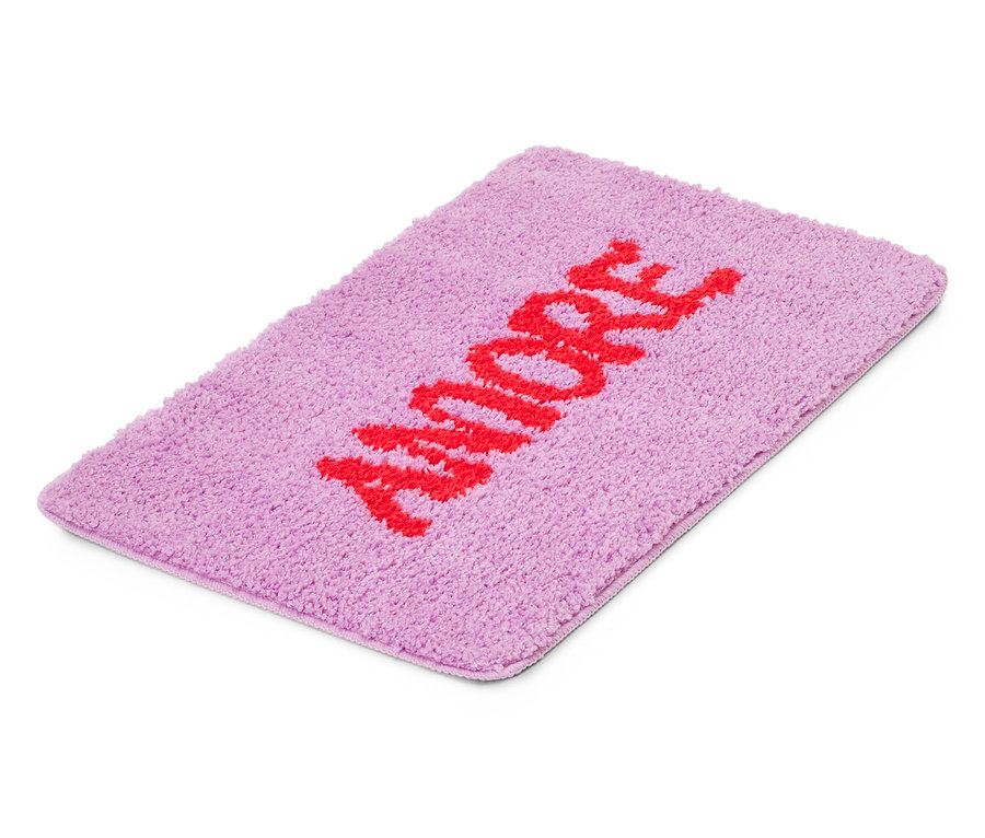 Un tapis mauve avec le mot rouge « AMORE » dessus.