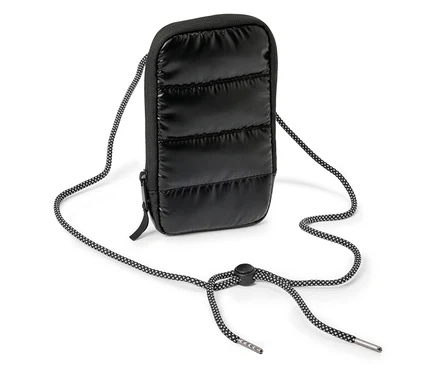 Sac de téléphone noir matelassé avec cordon à porter autour du cou sur fond blanc.
