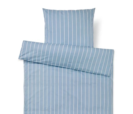 Vue de dessus d'une parure de lit bleu clair à rayures blanches, composée d'une taie d'oreiller et d'une housse de couette.