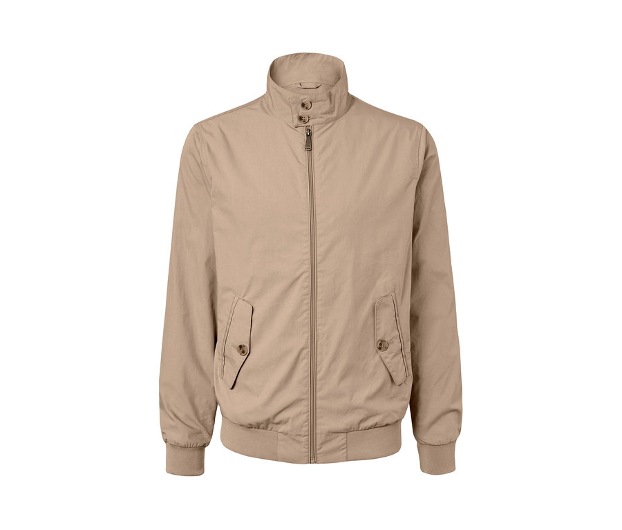 Un blouson beige avec fermeture éclair et poches.