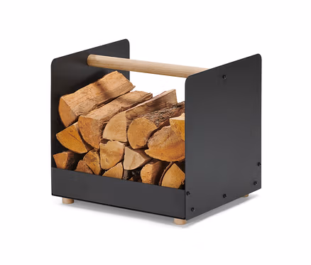 Un panier à bûches noir avec une poignée en bois rempli de bois de chauffage.