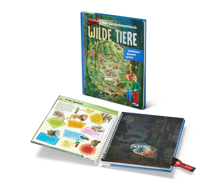 Deux livres sont posés l’un sur l’autre. Un livre est fermé et s’appelle « Mein Taschenlampenbuch – wilde Tiere ».