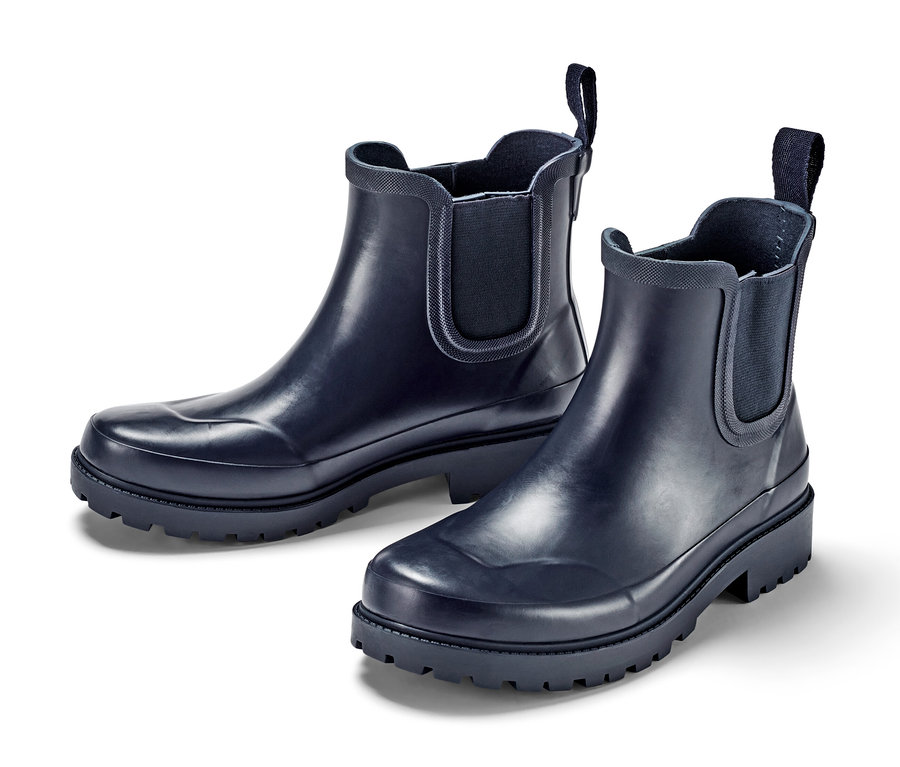 Deux bottines de pluie sur fond blanc.