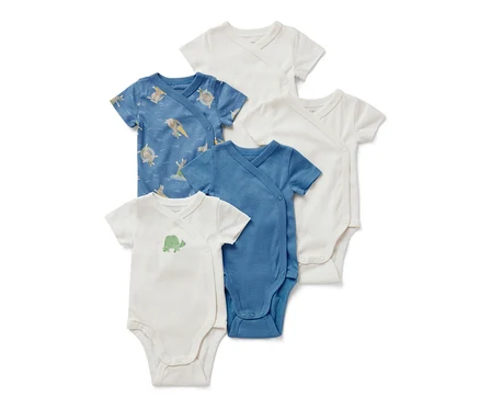 Cinq bodies à manches courtes pour bébé en blanc, bleu et avec des imprimés de tortues et de kangourous.
