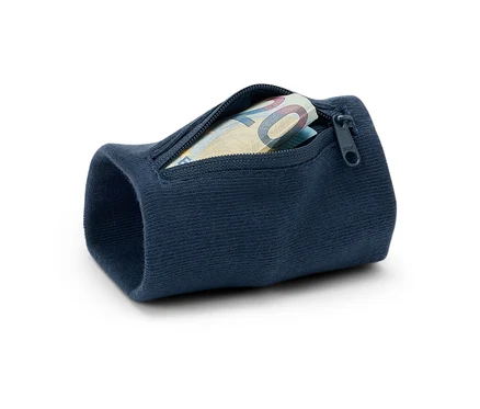 Gros plan d'un porte-monnaie de sécurité bleu marine pour poignet contenant un billet de vingt euros, posé sur un fond blanc.