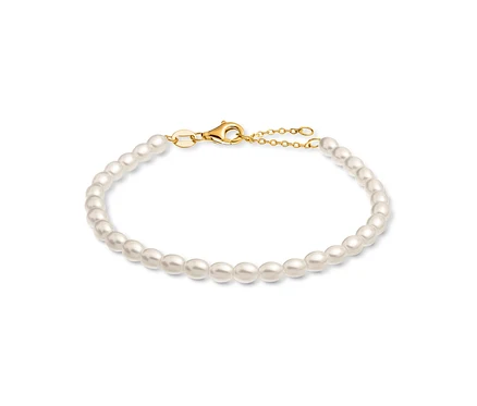 Bracelet de perles blanches avec fermoir doré.