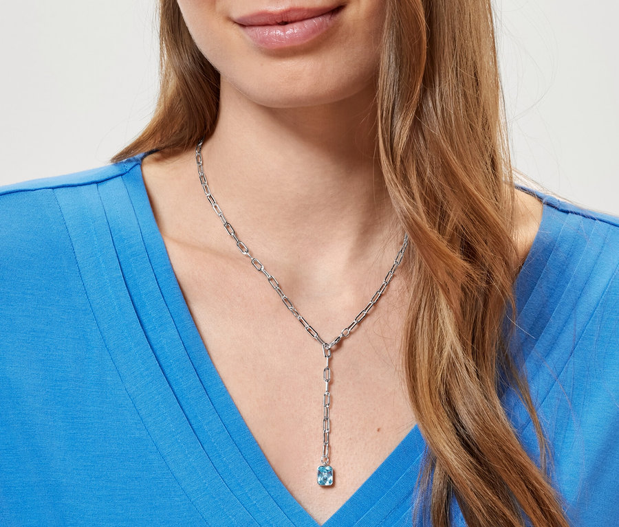 Femme portant une chaîne Paperlink avec pendentif.