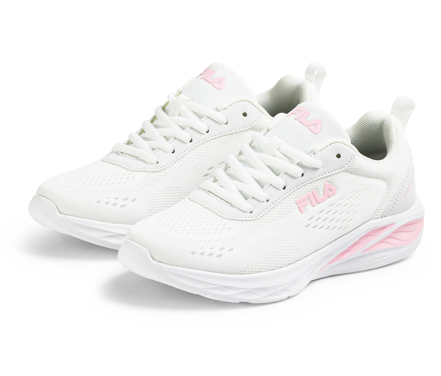 Deux sneakers FILA Specctris pour femme, blanches avec logo et détails roses, côte à côte.