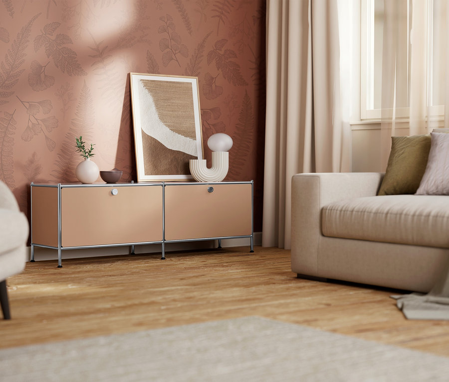 Salon avec commode beige, tableau et canapé.