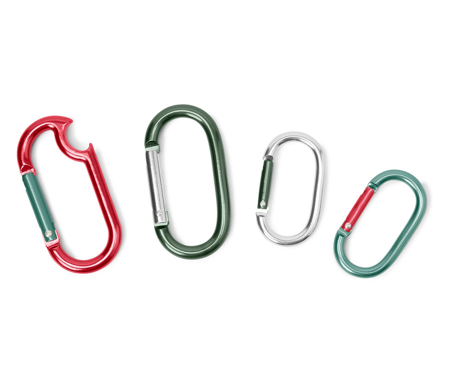 Quatre mousquetons rouges, verts, argentés et turquoise sur fond blanc.