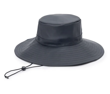 Chapeau de pêcheur gris à large bord et cordon de serrage réglable reposant sur un fond blanc.
