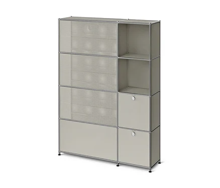 Meuble de rangement modulaire gris avec cadre chromé. À gauche, trois portes perforées et une porte pleine en bas, à droite, deux étagères ouvertes et deux portes pleines avec poignées rondes.